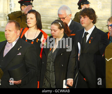 La famille de Sapper William Blanchard, l'épouse Suzanne Blanchard (au centre à gauche) et leurs enfants Lucy (au centre) et Tom (au centre à droite) suivent son cercueil de la cathédrale anglicane de Portsmouth après ses funérailles. Banque D'Images