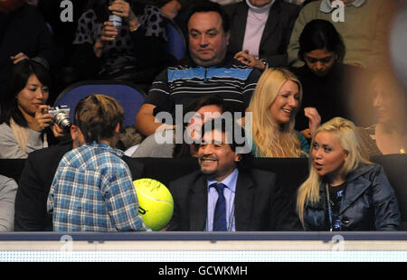 Diego Maradona (au centre) avec la petite amie Veronica Odeja (à droite), est invité à un autographe, puisque le Novak Djokovic de Serbie rivalise contre Tomas Berdych de la République tchèque pendant la deuxième journée des finales du Barclays ATP World tennis Tour à l'O2 Arena, Londres. Banque D'Images