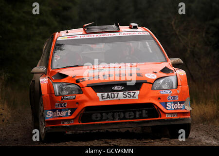 Henning Solberg en Norvège dans le Ford Focus RS WRC 08 pendant la phase de Resolfen de 2010 pays de Galles Rally GB près de Neath. Banque D'Images