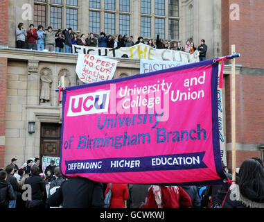 Augmentation des frais de scolarité.Des étudiants protestent aujourd'hui à l'Université de Birmingham contre une augmentation des frais de scolarité universitaires. Banque D'Images