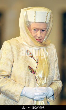 La reine Elizabeth II, en Grande-Bretagne, traverse la Grande Mosquée Sheikh Zayed à Abu Dhabi, dans le cadre d'une visite d'État de cinq jours dans le golfe. Banque D'Images