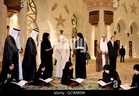 La reine Elizabeth II de Grande-Bretagne (quatrième à gauche), accompagnée du duc d'York (première à droite), regarde les jeunes filles lire le Saint Coran dans la Grande Mosquée Sheikh Zayed à Abu Dhabi, dans le cadre d'une visite d'État de cinq jours dans le golfe. Banque D'Images