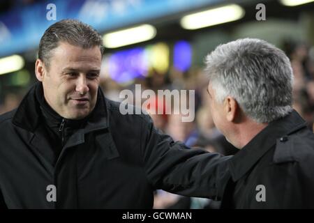 Football - UEFA Champions League - Groupe F - Chelsea / MSK Zilina - Stamford Bridge.Pavel Hapal, directeur de MSK Zilina (à gauche), et Carlo Ancelotti, directeur de Chelsea Banque D'Images