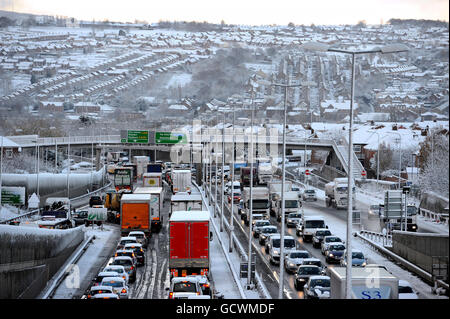 Gridlock sur l'A1 à Newcastle, le bureau met a émis de graves avertissements météorologiques, en signalant des routes verglacées et en dérivant de la neige pour la partie est du pays ainsi que pour certaines parties du pays de Galles et de l'Irlande du Nord. Banque D'Images