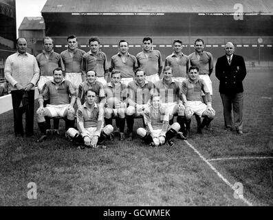 Groupe d'équipe Harlequins. (Rangée arrière, l-r) Inconnu, WR Grimsdell, TC Miller, GP Vaughan, RAM Whyte, NA Labuschagne, K Pontin, A Mainwaring. (Rangée du milieu, l-r) DL Sanders, DA Barker, RM Bartlett (capitaine), IDS Beer, WPC Davies, CG Woodruff. (Assis à gauche) JR Simons & JJ Gardner Banque D'Images