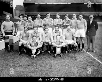 Groupe d'équipe Harlequins.(Rangée arrière, l-r) ME Kershaw, DJ Pack, NG Raffle, HG Greatwood,RWD marques, MRM Evans, GP Vaughan, JR Simons, B Calvert.(Rangée du milieu, l-r) WPC Davies, ML Grant, RM Bartlett, VG Roberts,Vérin Whyte.(Assis, de gauche à droite) KD Jones & D Thompson Banque D'Images