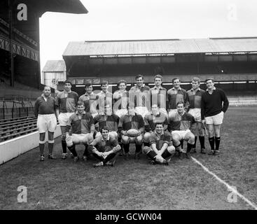 Groupe d'équipe Harlequins.(Rangée arrière, l-r) arbitre, R Hiller, D Parry, J Cox,JRL Adcock, D Yeabsley, J Gibbs, clé DFB, R Relf.(Rangée du milieu, l-r) VR Marriott, cm Payne, GC Murrary, JJ McPartlin,JRC Young.(Assis au sol, du 1er au 1er) J Spencer et PC Orr Banque D'Images