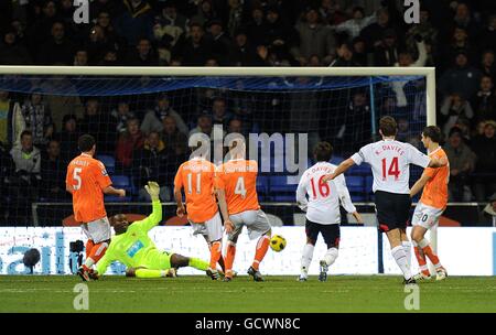 Football - Barclays Premier League - Bolton Wanderers / Blackpool - Reebok Stadium.Mark Davies (troisième à gauche) de Bolton Wanderers marque son deuxième but Banque D'Images