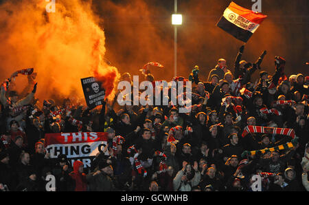 Les fans du FC United de Manchester fêtent après avoir dessiné avec Brighton et Hove Albion après le deuxième tour de la FA Cup au Withdean Stadium de Brighton. Banque D'Images