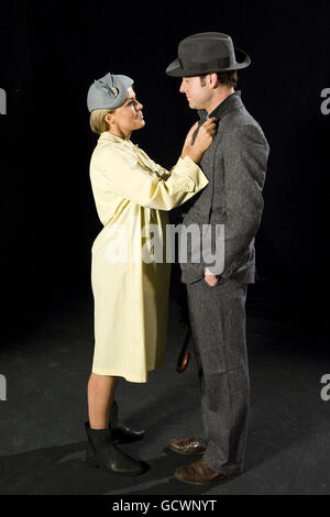 Patsy Kensit et Matt Baker se préparent pour les thèmes de film de la semaine prochaine sur Strictly Come Dancing en recréant une scène de Singin' dans The Rain mettant en vedette le gène Kelly et Debbie Reynolds. Banque D'Images