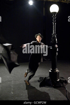 Matt Baker se prépare pour les thèmes de film de la semaine prochaine sur Strictly Come Dancing en recréant une scène de Singin' dans The Rain mettant en vedette Gene Kelly. Banque D'Images