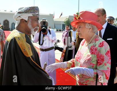 La reine Elizabeth II tremble la main avec le sultan d'Oman, sa Majesté le sultan Qaboos bin a dit, avant qu'elle et le duc d'Édimbourg (à droite) quittent l'aéroport de Muscat pour rentrer chez eux, après une visite d'État de cinq jours dans la région du Golfe. Banque D'Images