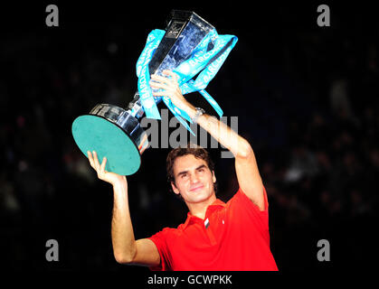 Roger Federer, de Suisse, lève le trophée après avoir battu Rafael Nadal, d'Espagne, lors du huitième jour des finales du Barclays ATP World tennis Tour à l'O2 Arena, Londres. Banque D'Images