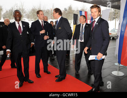 Président de l'Association de football Prince William (deuxième à gauche) Angleterre 2018 l'ambassadeur Eddie Afekafe (à gauche) et le vice-président de l'Angleterre 2018 David Beckham (à droite) arrivent au Centre d'exposition de Zurich pour présenter la candidature anglaise pour accueillir la coupe du monde 2018. Banque D'Images