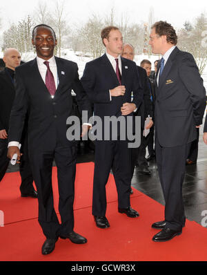 Angleterre 2018 l'Ambassadeur Eddie Afekafe (à gauche) et le Président de l'Association de football le Prince William arrive au Centre d'exposition de Zurich pour présenter la candidature anglaise pour accueillir la coupe du monde 2018. Banque D'Images