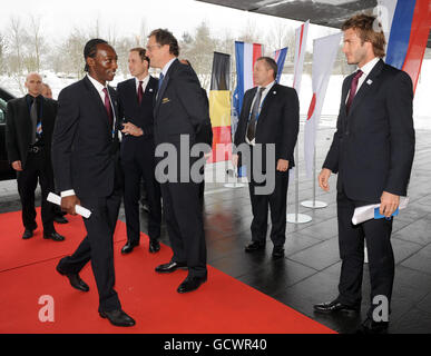 Angleterre 2018 l'ambassadeur Eddie Afekafe (à gauche) et le vice-président de l'Angleterre 2018 David Beckham arrivent au Centre des expositions de Zurich pour présenter la candidature anglaise à l'organisation de la coupe du monde 2018. Banque D'Images