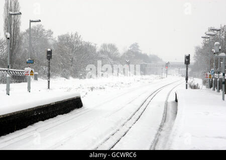 La gare de Horley, Surrey, est vide, car la neige provoque d'autres perturbations dans les transports. Banque D'Images