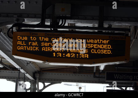 La gare de Horley, Surrey, est vide, car la neige provoque d'autres perturbations dans les transports. Banque D'Images