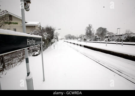 La gare de Horley, Surrey, est vide, car la neige provoque d'autres perturbations dans les transports. Banque D'Images