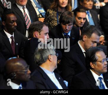 Football - annonce des hôtes de la coupe du monde de la FIFA 2018/2022 - Centre d'exposition de Zurich.Le Prince William (à gauche) serre la main avec l'ambassadeur russe Andrey Arshavin lors de l'annonce des villes hôtes de la coupe du monde de la FIFA 2018/2022 Banque D'Images