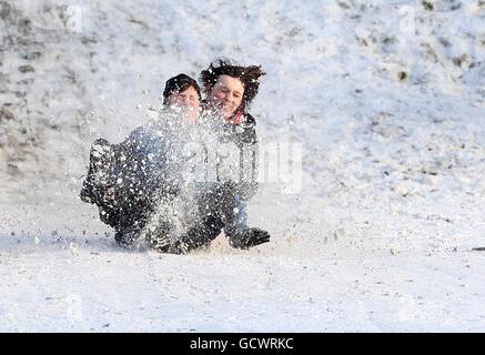 Les habitants de la région apprécient la neige à Kelvingrove Park, à Glasgow, tandis que le grand gel resserre son emprise sur la nation. Banque D'Images