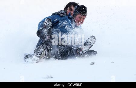 Les habitants de la région apprécient la neige à Kelvingrove Park, à Glasgow, tandis que le grand gel resserre son emprise sur la nation. Banque D'Images