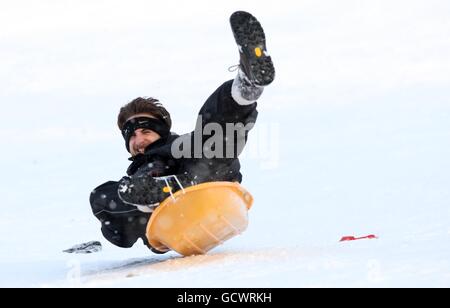 Les habitants de la région apprécient la neige à Kelvingrove Park, à Glasgow, tandis que le grand gel resserre son emprise sur la nation. Banque D'Images