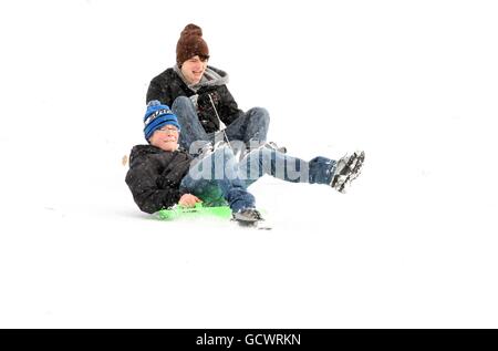 Les enfants apprécient la neige au parc Kelvingrove, à Glasgow, tandis que le grand gel resserre son emprise sur la nation. Banque D'Images