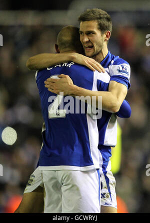 Football - Carling Cup - quart de finale - Birmingham City / Aston Villa - St Andrews' Stadium.Keith Fahey (à droite) de Birmingham City et Stephen Carr célèbrent la victoire de leur côté après le coup de sifflet final Banque D'Images