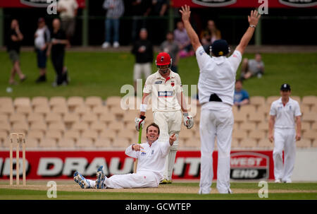 Graeme Swann d'Angleterre réagit après avoir fait appel sans succès au cricket de Ben Edmondson d'Australie méridionale pendant le match de tour à l'Adelaide Oval, Adélaïde, Australie. Banque D'Images