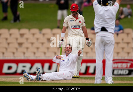 Graeme Swann d'Angleterre réagit après avoir fait appel sans succès au cricket de Ben Edmondson d'Australie méridionale pendant le match de tour à l'Adelaide Oval, Adélaïde, Australie. Banque D'Images