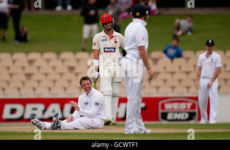 Graeme Swann d'Angleterre réagit après avoir fait appel sans succès au cricket de Ben Edmondson d'Australie méridionale pendant le match de tour à l'Adelaide Oval, Adélaïde, Australie. Banque D'Images