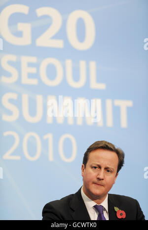 Le Premier ministre David Cameron tient une conférence de presse après une réunion au sommet du G20 à Séoul, en Corée du Sud.APPUYEZ SUR ASSOCIATION photo.Date de la photo : vendredi 12 novembre 2010.Les dirigeants du monde au sommet du G20 à Séoul auront du mal aujourd’hui à concocter un langage sur lequel ils peuvent tous s’entendre pour un communiqué final dont peu s’attendent à résoudre les questions clés de la valeur monétaire et du commerce.Le Premier ministre David Cameron a lancé hier soir un avertissement aux autres dirigeants de ne pas répéter les erreurs des années 1930, lorsque les barrières protectionnistes érigées pour défendre les économies nationales ont conduit à une dépression mondiale.Voir PA Banque D'Images