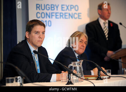 Directeur du tournoi des États-Unis Sevens Dan Lyle (à gauche) et PDG de Vero, Mike Lee (à droite) pendant le deuxième jour de l'exposition de rugby au RHS Lawrence Hall, Westminster Banque D'Images