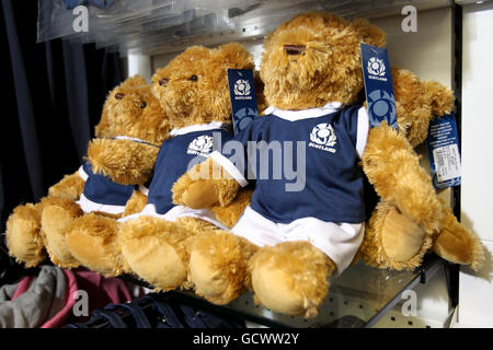 Rugby Union - Test d'automne 2010 EMC - Ecosse contre Nouvelle-Zélande - Murrayfield.Vue générale des ours en peluche à vendre dans le Scottish Rugby Store de Murrayfield Banque D'Images