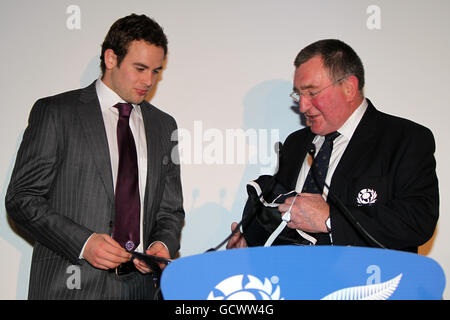 Rugby Union - Test d'automne 2010 EMC - Ecosse contre Nouvelle-Zélande - Murrayfield.Ruaridh Jackson (à gauche), en Écosse, reçoit sa première casquette du président de l'Union écossaise de rugby Ian McLauchlan lors des discours post-match Banque D'Images