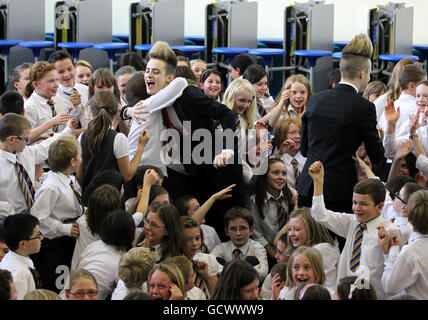 John (le lien bleu est retourné) et Edward Grimes aka Jedward avec des élèves de Craigdhu Primary en faisant la promotion d'une campagne de recyclage en faveur de Childline à Milngavie lors de leur assemblée scolaire avant leur concert à Glasgow. Banque D'Images