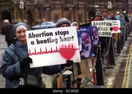 Les manifestants anti-avortement de la Society for the protection of Unborn Children forment une chaîne humaine autour de Westminster à Londres Banque D'Images