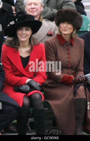 La petite amie du prince William, Kate Middleton (l), avec sa mère Carole, au terrain de parade du Collège militaire royal de Sandhurst, pour le défilé de la souveraine d'aujourd'hui. Banque D'Images