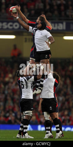 Rugby Union - Investec Perpetual Series 2010 - pays de Galles / Fidji - Millennium Stadium.Pays de Galles Deibiol Jones et Fiji Jone Qovu disputent une ligne lors du match de la série permanente Investec au Millennium Stadium de Cardiff. Banque D'Images