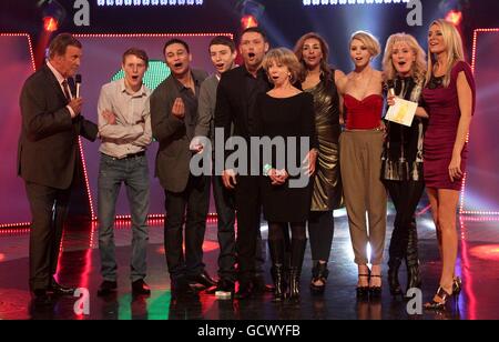 Terry Wogan (à gauche) et Tess Daly (à droite) avec des stars d'Eastenders et de Coronation Street pendant le BBC Children in Need Appeal 2010, au BBC Television Center, Wood Lane, Londres. Banque D'Images