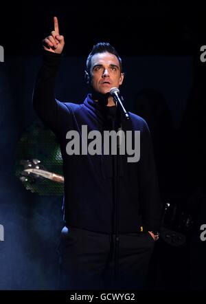 Robbie Williams de Take that pendant le BBC Children in Need Appeal 2010, au BBC Television Center, Wood Lane, Londres. Banque D'Images