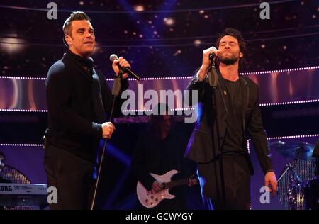 Robbie Williams (à gauche) et Howard Donald de Take that pendant la BBC Children in Need Appeal 2010, au BBC Television Center, Wood Lane, Londres. Banque D'Images