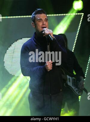 Robbie Williams de Take that pendant le BBC Children in Need Appeal 2010, au BBC Television Center, Wood Lane, Londres. Banque D'Images