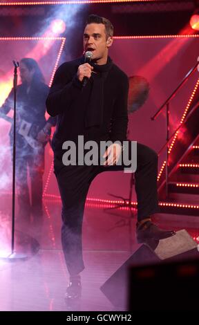 Robbie Williams de Take that pendant le BBC Children in Need Appeal 2010, au BBC Television Center, Wood Lane, Londres. Banque D'Images