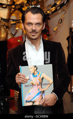 Le designer Matthew Williamson pose avant une session de signature pour son nouveau livre de Colin McDowell, à Selfridges à Londres. Banque D'Images