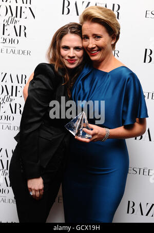 Emma Thompson remporte le rôle modèle de l'année, présenté par (L) Hayley Atwell au Harper's Bazaar Women of the Year Awards 2010 à One Mayfair à Londres.APPUYEZ SUR ASSOCIATION photo.Date de la photo: Lundi 1er novembre 2010.Le crédit photo devrait se lire comme suit : Ian West/PA Banque D'Images