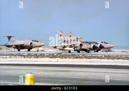 Les bombardiers Tornado (nez noir) se préparent au décollage avec les buccaneers qui portent le marqueur de la bombe laser, lors de la première sortie effectuée par les Buccaneers depuis leur arrivée dans le Golfe. Banque D'Images