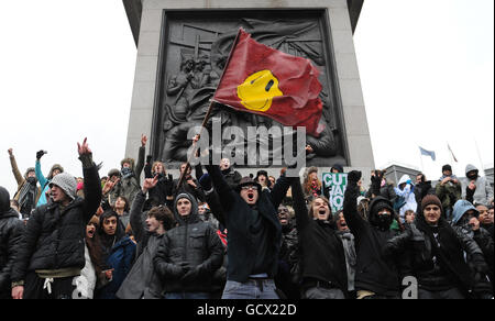 Aujourd'hui, des étudiants manifestent sur la place Trafalger à Londres contre les coupures de l'éducation prévues par le gouvernement. Banque D'Images