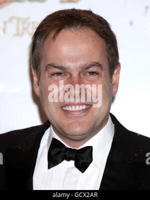 Peter Jones arrive pour la première des chroniques de Narnia: Le Voyage de l'Aube TReader à la place Odeon Leicester Banque D'Images